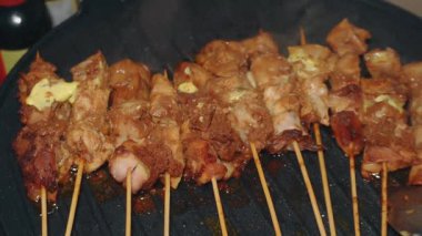Ev yapımı tavuk şişleri çubuksuz ızgara tavasıyla, yavaş çekimde.