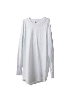 Beyaz uzun kollu tişört beyaz arka planda izole edilmiş.