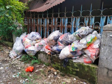Bandung, Endonezya - 24 Haziran 2025; ev çöpleri birikmiş ve terk edilmiş durumda, bu da çevre kirliliğine yol açıyor