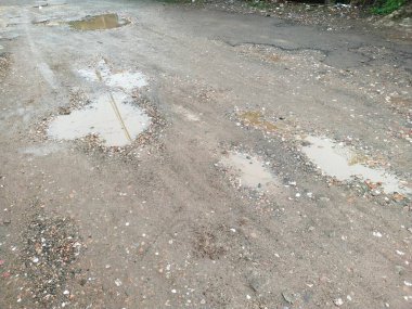 Konut tesislerindeki kamu yollarının durumu su birikintileri olana kadar hasarlı ve çukurlu.