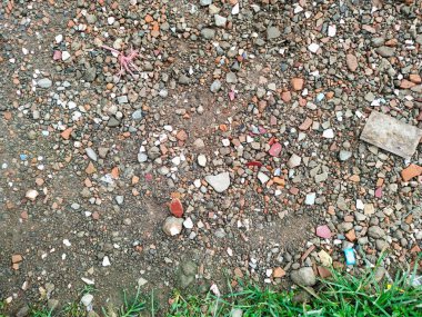 Küçük sokak taşlarının yakın çekim üst görüntüsü, düz koyu kahverengi çakıl dokusu, çakıl arkaplan