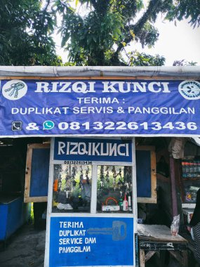 Bandung, Endonezya - 5 Ağustos 2025; küçük bir anahtar kopyalama servisi kioskunda çeşitli anahtar türlerini kopyalamak için ekipman