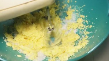 Kek hazırlama işlemi sırasında hamuru el çırpıcısı ile karıştırıp kapatıyorlar.