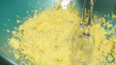 Kek hazırlama işlemi sırasında hamuru el çırpıcısı ile karıştırıp kapatıyorlar.