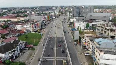 Konut alanları ve yüksek binalarla yoğun şehir trafiğinin hava görüntüsü