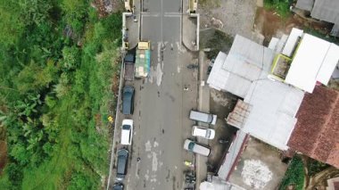 Metal yapının havadan görünüşü ve köyler ve ormanlarla çevrili sarı kemerli köprü.