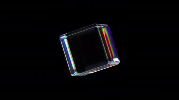 Glazen Roterende Transparante Kubus Met Dispersie Effect Trendy Iriserende Kleuren — Stockvideo