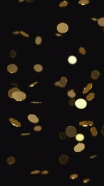 Altın sikkeler siyah arka plana düşüyor. 3d render 4K döngü dikey veya mobil animasyon.