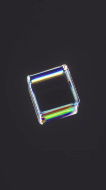 Dağıtım etkisiyle dönen 3 boyutlu cam küp. Karanlık arka plan. Göz alıcı renkler. HD kusursuz döngüsüz canlandırma, dikey mobil video.