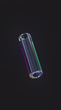 3D cam yayılma efektli şeffaf bir tüp. Parlak renkler, siyah arkaplan. Dikey 4k düz döngüsüz mobil canlandırma.