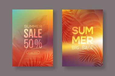 Yaz indirimi poster tasarımı. En iyi teklif kartları. Tropikal yapraklı parlak kırmızı günbatımı eğimli arka plan. Vektör illüstrasyonu.