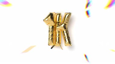 1k Takipçileri Aberration Efektli Taşıyıcı Altın Balon Metni ve Düşen Yumuşak Odaklı Konfeti. Beyaz arka plan. Sosyal medya konseptine teşekkürler. 4k 3d Döngülü Canlandırma.