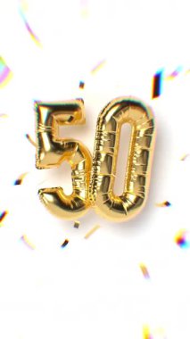50 Numaralı Hareketli Altın Balon Metni ve Düşen Yumuşak Odaklanma Konfeti Aberasyon Etkisi. Beyaz arka plan. Yıldönümü konsepti. 3d Döngülü Dikey Canlandırma.
