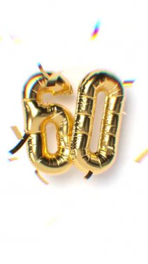 60 Numaralı Hareketli Altın Balon Metni ve Düşen Yumuşak Odaklanma Konfeti Aberasyon Etkisi. Beyaz arka plan. Yıldönümü konsepti. 3d Döngülü Dikey Canlandırma.