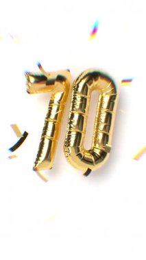 70 Numaralı Hareketli Altın Balon Metni ve Düşen Yumuşak Odaklanma Konfeti Aberasyon Etkisi. Beyaz arka plan. Yıldönümü konsepti. 3d Döngülü Dikey Canlandırma.