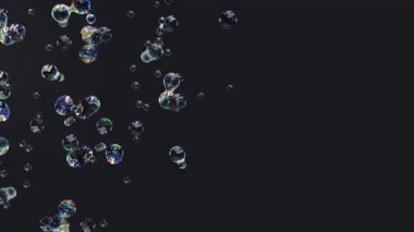 Metal sıvı şeffaf yanardöner damlalar. Üç boyutlu, soyut çok renkli, hareket eden akış kabarcıkları oluşturma. 4K döngülü canlandırma.