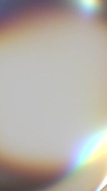 Yumuşak gökkuşağı dokusuyla pürüzsüz, yanardöner bir yüzey. Soyut 3d rengarenk görüntüleme arkaplanı. 4K dikey döngü canlandırması.