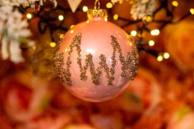 Noel ağacı süslenmiş, renkli toplar, çelenkler ve oyuncaklar ile süslenmiştir. Kapalı, Noel arka planı, kış tatili