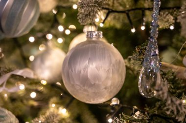 Noel ağacı süslenmiş, renkli toplar, çelenkler ve oyuncaklar ile süslenmiştir. Kapalı, Noel arka planı, kış tatili