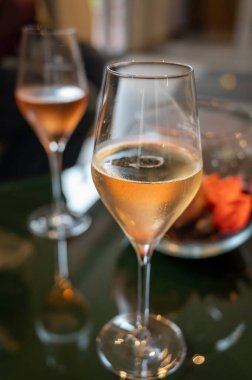 Şampanya, Fransa 'daki yeraltı mağaralarında geleneksel yöntemlerle üretilen brut ve gül şampanyası şampanyası tatma.