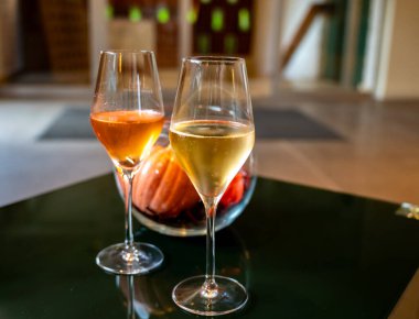 Şampanya, Fransa 'daki yeraltı mağaralarında geleneksel yöntemlerle üretilen brut ve gül şampanyası şampanyası tatma.