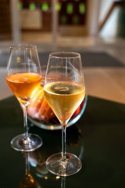 Şampanya, Fransa 'daki yeraltı mağaralarında geleneksel yöntemlerle üretilen brut ve gül şampanyası şampanyası tatma.