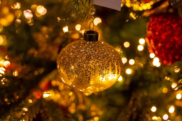 Albero Natale Decorato Festosamente Decorato Con Palline Colorate Vintage Ghirlande — Foto Stock