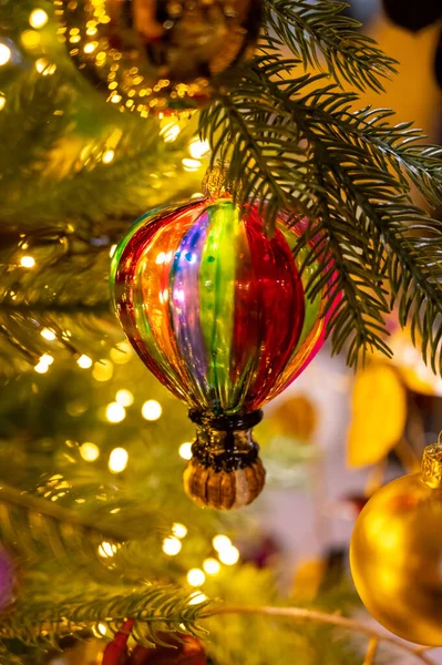 Vánoční Stromeček Zdobený Slavnostně Zdobené Vinobraní Barevné Koule Věnce Hračky — Stock fotografie