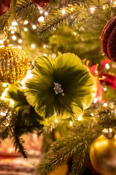 Julgran Dekorerad Festligt Dekorerad Med Vintage Färgglada Bollar Kransar Och — Stockfoto