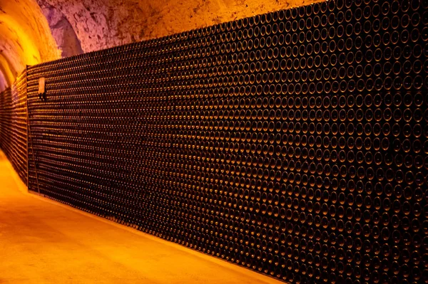 ラックの上にほこりの多いボトルで深い長い地下洞窟を歩く シャルドネとEpernayのピノ ノワールブドウからシャンパン輝くワインを作る シャンパン フランス — ストック写真