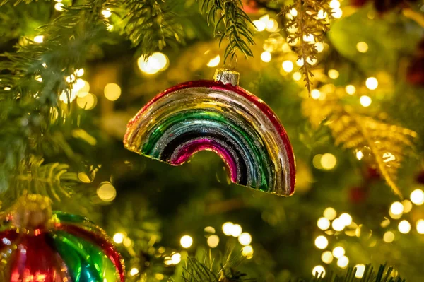 Árvore Natal Decorado Festivily Decorado Com Bolas Coloridas Vintage Guirlandas — Fotografia de Stock