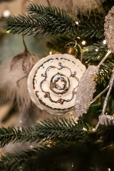Noel Ağacı Süslenmiş Renkli Toplar Çelenkler Oyuncaklar Ile Süslenmiştir Kapalı — Stok fotoğraf