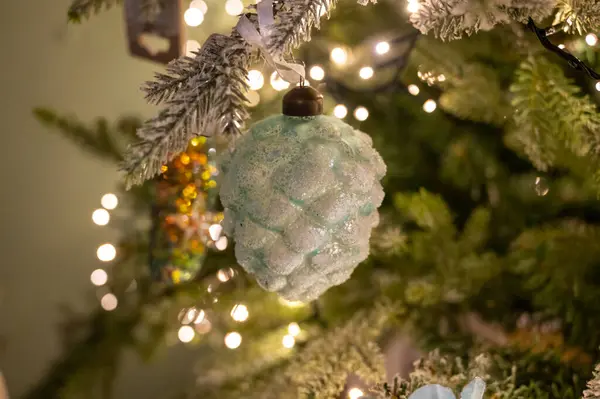 Pohon Natal Yang Dihias Dengan Meriah Dihiasi Dengan Bola Bola — Stok Foto