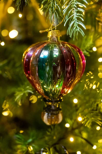 Χριστουγεννιάτικο Δέντρο Διακοσμημένο Είναι Γιορτινά Διακοσμημένο Vintage Πολύχρωμες Μπάλες Γιρλάντες — Φωτογραφία Αρχείου