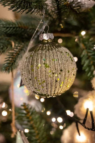 Kerstboom Versierd Feestelijk Versierd Met Vintage Kleurrijke Ballen Bloemenslingers Speelgoed — Stockfoto