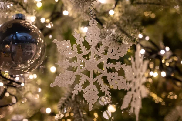 クリスマスツリーは クリスマスの背景 冬の休日を閉じ ヴィンテージカラフルなボール ガーランドやおもちゃで飾られています — ストック写真