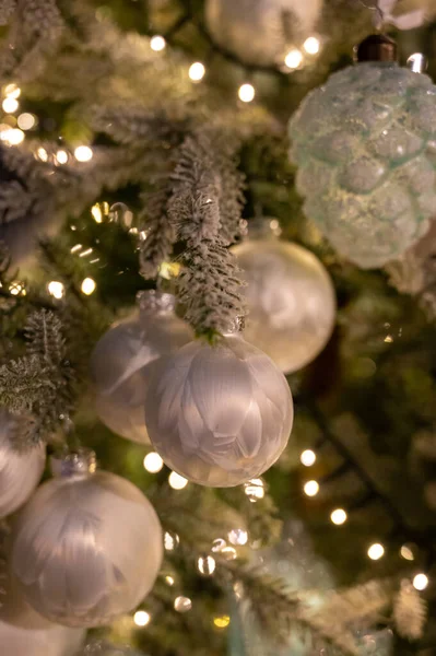 Árvore Natal Decorado Festivily Decorado Com Bolas Coloridas Vintage Guirlandas — Fotografia de Stock