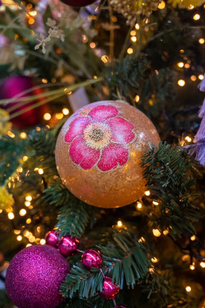 クリスマスツリーは クリスマスの背景 冬の休日を閉じ ヴィンテージカラフルなボール ガーランドやおもちゃで飾られています — ストック写真