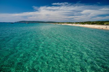 Saint-Tropez yakınlarındaki efsanevi Pampelonne sahilinin berrak mavi suları Fransız Riviera, Fransa 'nın beyaz kumlu sahillerinde yaz tatili