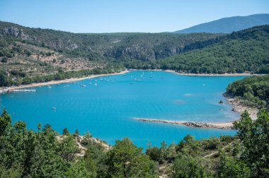 Fransa 'nın Provence kentindeki Bauduen köyü yakınlarındaki Verdon' da mavi St. Croix gölünün panoramik hava manzarası