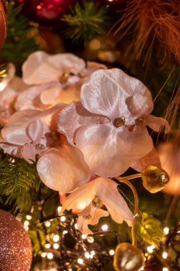 Noel ağacı süslenmiş, renkli toplar, çelenkler ve oyuncaklar ile süslenmiştir. Kapalı, Noel arka planı, kış tatili