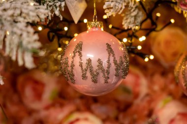 Noel ağacı süslenmiş, renkli toplar, çelenkler ve oyuncaklar ile süslenmiştir. Kapalı, Noel arka planı, kış tatili