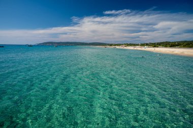 Saint-Tropez yakınlarındaki efsanevi Pampelonne sahilinin berrak mavi suları Fransız Riviera, Fransa 'nın beyaz kumlu sahillerinde yaz tatili