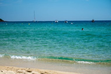 Saint-Tropez yakınlarındaki efsanevi Pampelonne sahilinin berrak mavi suları Fransız Riviera, Fransa 'nın beyaz kumlu sahillerinde yaz tatili