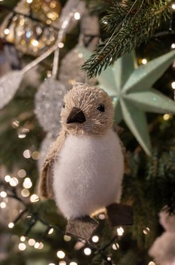 Noel ağacı süslenmiş, renkli toplar, çelenkler ve oyuncaklar ile süslenmiştir. Kapalı, Noel arka planı, kış tatili