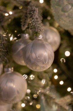 Noel ağacı süslenmiş, renkli toplar, çelenkler ve oyuncaklar ile süslenmiştir. Kapalı, Noel arka planı, kış tatili