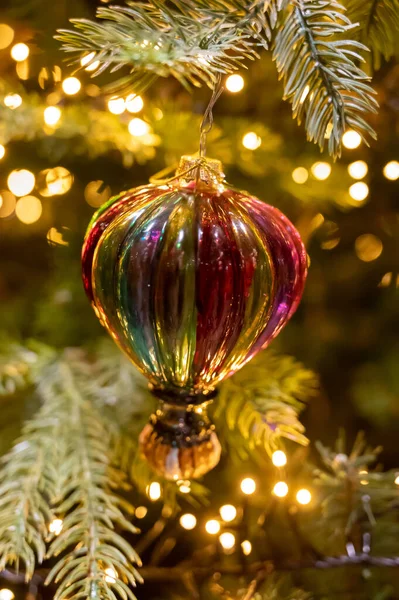 Der Geschmückte Weihnachtsbaum Ist Festlich Dekoriert Mit Alten Bunten Kugeln — Stockfoto