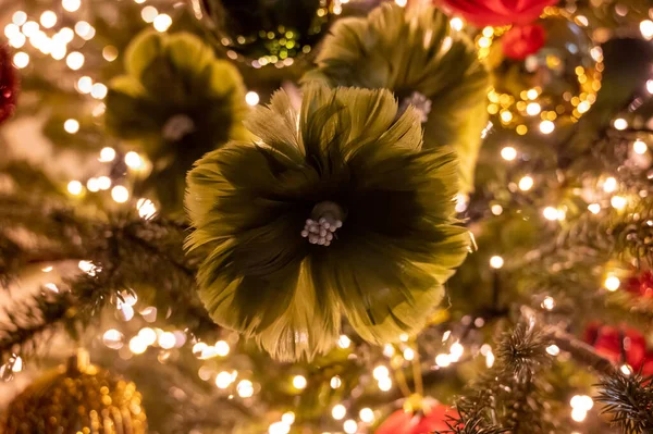 Noel Ağacı Süslenmiş Renkli Toplar Çelenkler Oyuncaklar Ile Süslenmiştir Kapalı — Stok fotoğraf
