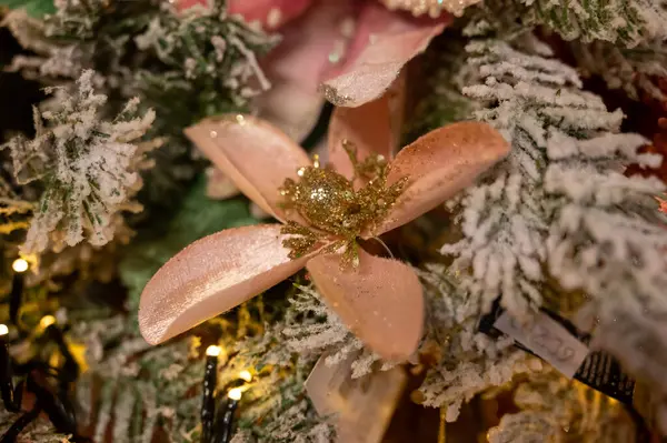 Pohon Natal Yang Dihias Dengan Meriah Dihiasi Dengan Bola Bola — Stok Foto