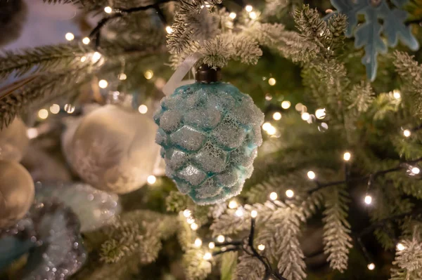 Der Geschmückte Weihnachtsbaum Ist Festlich Dekoriert Mit Alten Bunten Kugeln — Stockfoto